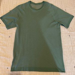 Men’s Lululemon short sleeve shirt size M